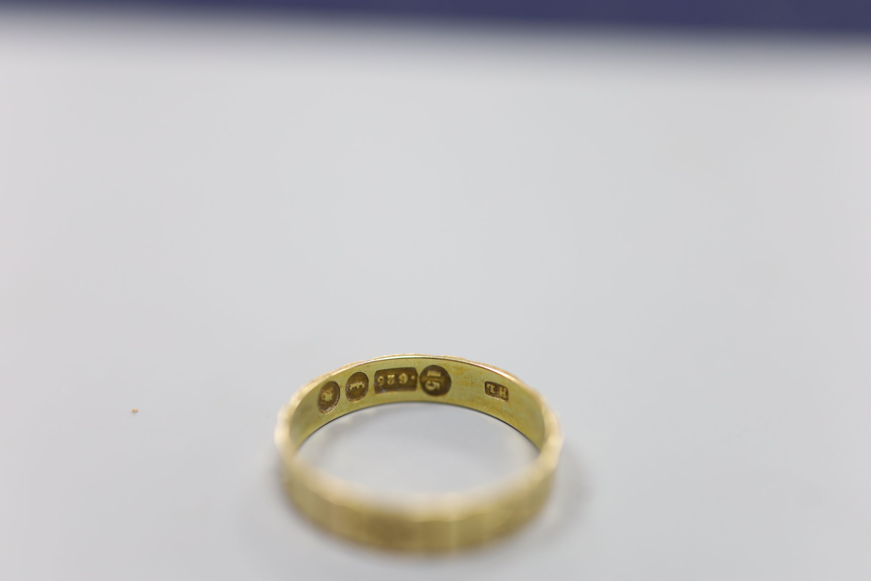 A Victorian engraved 15ct gold wedding band, size R